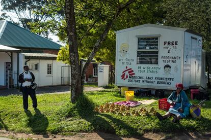Uno de los centros de salud instalados por MSF en las calles de Eshowe, en Sudáfrica, para realizar prevención en VIH y tuberculosis, así como para dispensar tratamientos. Pincha en la imagen para ver la fotogalería completa. 