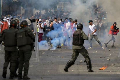 La Guardia Nacional Bolivariana (GNB) dispara bombas de gas lacrimógeno a los manifestantes durante las protestas de este miércoles, en Caracas, luego de que Juan Guaidó se declarara presidente interino de Venezuela.