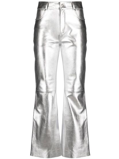 Maje traslada el acabado metalizado a estos pantalones de corte capri con un diseño acampanado. Una prenda en la que invertir hoy y que también ocupará tu vestidor el resto del año.