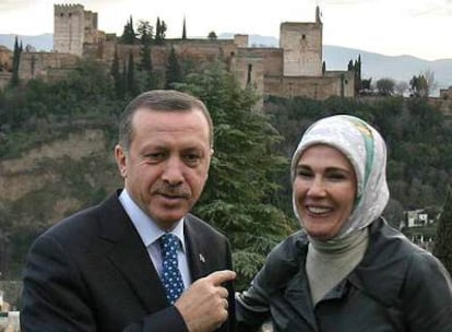El primer ministro turco, Recep Tayyip Erdogan, y su esposa Emine, ayer ante la Alhambra de Granada.