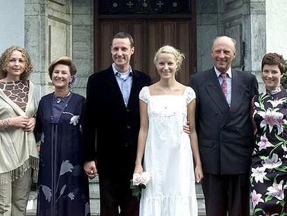 La familia real noruega, reunida días antes de la boda del príncipe heredero, en 2001. De izquierda a derecha: Linda Taanevik, dama de honor del enlace; la reina Sonia; el príncipe Haakon; Mette-Marit; el rey Harald, y la princesa Marta Luisa.
