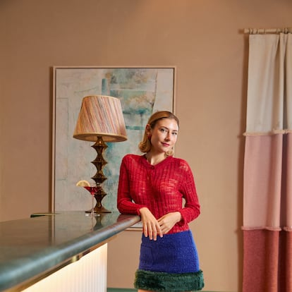 Jenny Waltonen The Apartment con top de Bimba & Lola y falda de Saint Laurent.