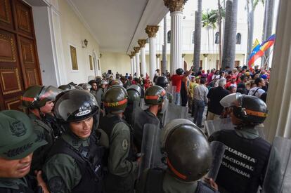 La Guardia Nacional custodia la Asamblea Nacional luego de que simpatizantes del Gobierno de Venezuela irrumpieran para reventar la sesión en la que se discutiría un juicio político contra Nicolás Maduro.