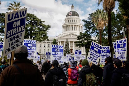 Cientos de personas se manifiestan en Sacarmento en favor del personal académico de la Universidad de California, a inicios de diciembre.