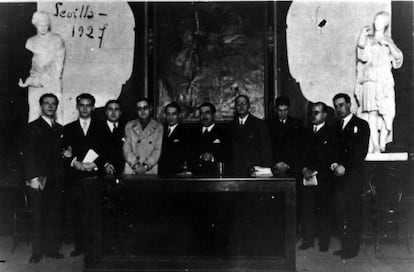 Celebración del tricentenario de Góngora en el ateneo de Sevilla en diciembre de 1927. De izquierda a derecha, Rafael Alberti, Federico García Lorca, J. Chabás, M. Bacarisse, José María Martínez, M. Blasco Garzón, Jorge Guillén, José Bergamín, Dámaso Alonso y Gerardo Diego.