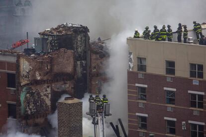 Los bomberos trabajan desde las azoteas de los edificios colindantes. Los servicios de rescate han comprobado que no haya otors edificios afectados. 