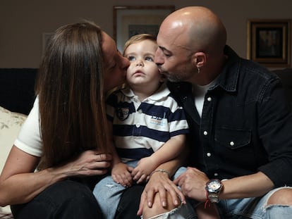 Laura y Juan junto a su hijo Guille, que padece el síndrome Desanto Shinawi, en su casa en Madrid.