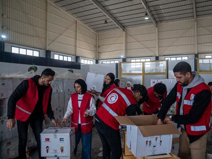 Miembros de la Media Luna Roja en el paso de Rafah (Egipto).