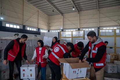 Miembros de la Media Luna Roja en el paso de Rafah (Egipto).