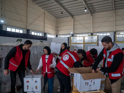 Miembros de la Media Luna Roja en el paso de Rafah (Egipto).