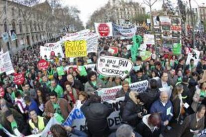 Manifestación en Barcelona, convocada por la Plataforma de Afectados por la Hipoteca, para reivindicar el derecho a la vivienda, el fin de los desahucios, la dación en pago retroactiva y los alquileres sociales. EFE/Archivo