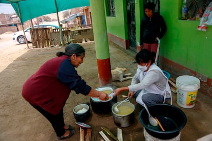 Una voluntaria sirve comida en un comedor social en Trujillo, La Libertad, Perú, en septiembre de 2021. 