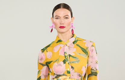 La 'top' Karlie Kloss, en el desfile de la colección primavera-verano 2023 de Carolina Herrera.