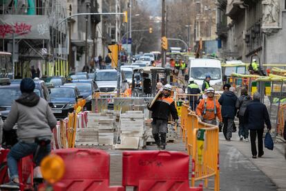 Obras en la Via Laietana de Barcelona, esta semana. Los trabajos consisten en eliminar un carril de circulación, ensanchar las aceras y crear un carril bici.