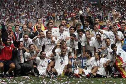La plantilla del Sevilla celebra el título junto con la directiva.