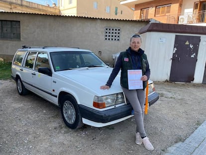 Mónica Xufre junto a su Volvo de 1993 y con el documento de haber pasado la ITV sin problema.