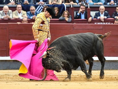 Media verónica de Uceda Leal a su primer toro.