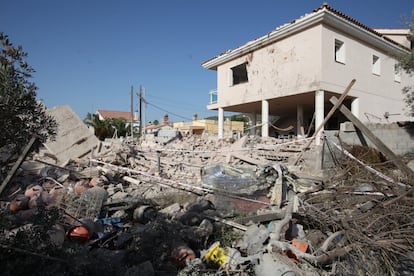 La fábrica de los explosivos. Restos del chalé en la urbanización Montecarlo de Alcanar (Tarragona) ocupado por los terroristas, donde se produce la potente explosión que derrumba la vivienda por completo. Entre los escombros se encuentran dos muertos, Youssef Aallaa y Abdelbaki Es Satty (imán de Ripoll y cerebro de la célula) y un herido, Mohamed Houli Chemlal. Los terroristas almacenaban 500 kilos de explosivo (triperóxido de acetona, conocido como 'madre de Satán'), 19 granadas y más de 100 bombonas para potenciar la onda expansiva, algunas de las cuales pueden verse en primer término.