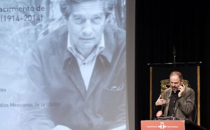 El escritor mexicano Juan Villoro dialoga por teléfono con Fernando Savater, en el homenaje a Octavio Paz en el Instituto Cervantes, de Madrid.