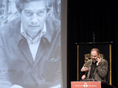 El escritor mexicano Juan Villoro dialoga por teléfono con Fernando Savater, en el homenaje a Octavio Paz en el Instituto Cervantes, de Madrid.
