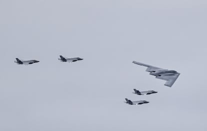 Un bombardero B-2 Spirit escoltado por F-35 sobrevuelan la base militar durante la llegada del presidente ruso.