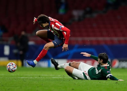 João Félix trata de marcharse de Corluka durante el Atletico-Lokomotiv de Moscú celebrado este miércoles en el Metropolitano. / Manu Fernández (AP)