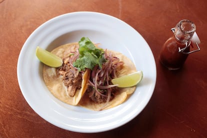 Tacos anticuchados de cordero con salsa y rocoto fermentado.