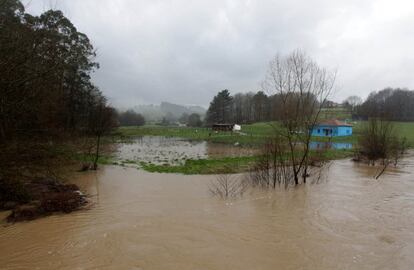 Desbordamiento del río Butrón entre Urduliz y Gatika.  