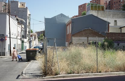 Un solar en el barrio de Numancia, en Puente de Vallecas, el pasado 24 de julio. La población extranjera en este distrito supone un 19,5%, porcentaje superior al la media de la ciudad (16,9% ), según el Ayuntamiento de Madrid.