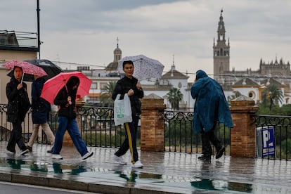 Viandantes en un puente de Sevilla el pasado 14 de noviembre.