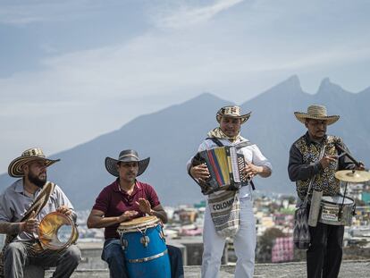 Vaquero Rey Sabanero y su grupo tocan una cumbia en el Cerro de la Campana.