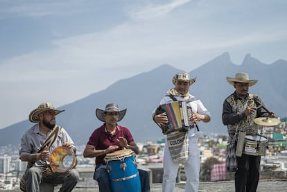 Vaquero Rey Sabanero y su grupo tocan una cumbia en el Cerro de la Campana.