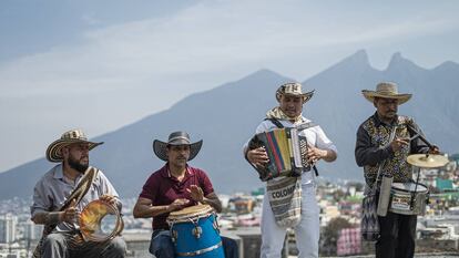 Vaquero Rey Sabanero y su grupo tocan una cumbia en el Cerro de la Campana.
