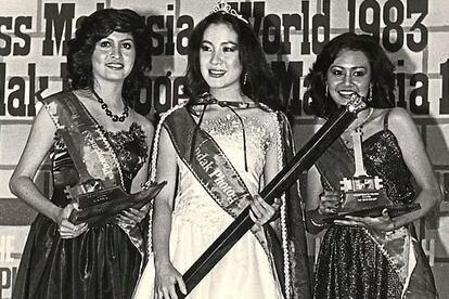 Yeoh, en el centro, tras haber ganado el certamen de Miss Malasia en 1983.