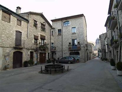 La plaza de Sant Llorenç de la Muga (Girona) en la que se encuentra, con ventanas azules, el hotel.