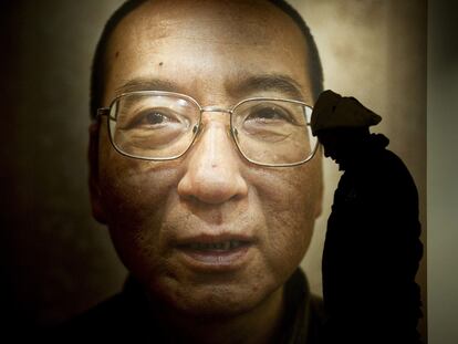 Un hombre pasa delante de un retrato de Liu Xiaobo colgado en una exposición en el Centro para el Nobel de la Paz de Oslo.