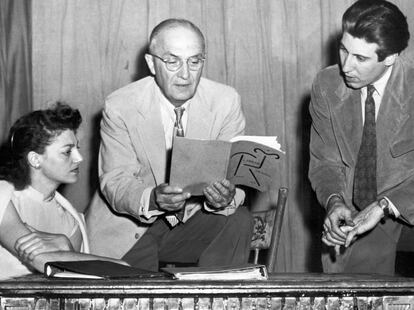 El poeta y autor William Carlos Williams (en el centro) revisa su obra 'A Dream of Love' con los actores Geren Kelsey y Lester Robin, en Nueva York en 1949.