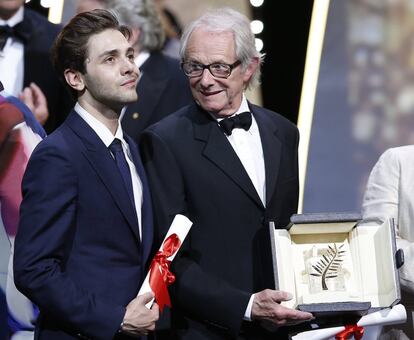 Ken Loach y el director canadiense Xavier Dolan posan con sus galardones durante la ceremonia de clausura del 69 º Festival de Cannes.