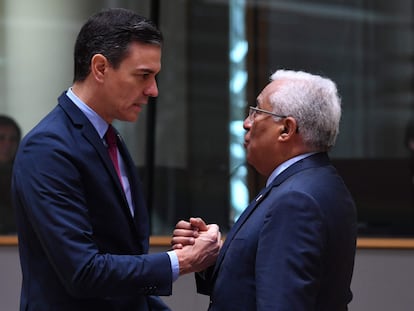 Pedro Sánchez y António Costa, el viernes en Bruselas.