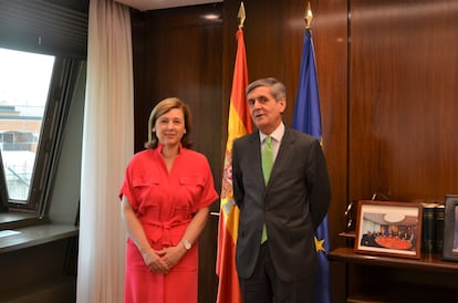 La vicepresidenta de la Comisión Europea, Věra Jourova, y el presidente del Tribunal Constitucional, Pedro González-Trevijano, este miércoles.