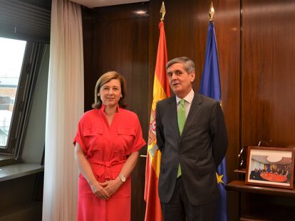 La vicepresidenta de la Comisión Europea, Věra Jourova, y el presidente del Tribunal Constitucional, Pedro González-Trevijano, este miércoles.