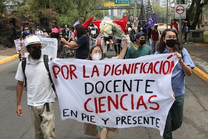 Marcha de profesores y alumnos de la Universidad Nacional Autónoma de México
