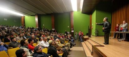 Miembros de la Plataforma Cívica para la Defensa de los Colectores de Algeciras durante una asamblea.