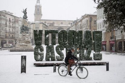 El monumento de la 'Green Capital', la Capitalidad Verde Europea otorgada a Vitoria este año, ha amanecido blanco tras la nevada que ha caído esta noche.