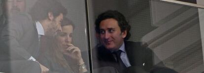 Alonso y Ana Aznar, hijos de Botella, con Alejandro Agag (derecha), esposo de la segunda.