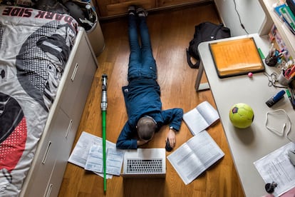 Un alumno de quinto de primaria estudiando en casa.