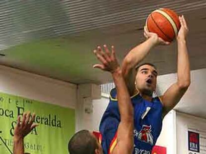 Navarro lanza ante la oposición de Tony Parker.