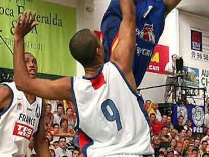 Navarro lanza ante la oposición de Tony Parker.