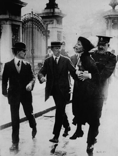 Pankhurst foi a líder das sufragistas que pertenciam ao Women’s Social Political Union (WSPU) e popularizaram o dito "Fatos, não palavras", apostando no feminismo radical para conquistar o direito ao voto feminino. Elas radicalizaram o discurso pacifista e de diálogo do final do século XIX para queimar casas abandonadas, quebrar vitrines e realizar protestos nos portões do Parlamento e de Downing Street. Em maio de 1914, um grupo se aproximou do palácio do rei para pedir seus direitos. Quase alcançaram a grade, mas a polícia as interceptou e prendeu as que pôde, entre elas Pankhurst.