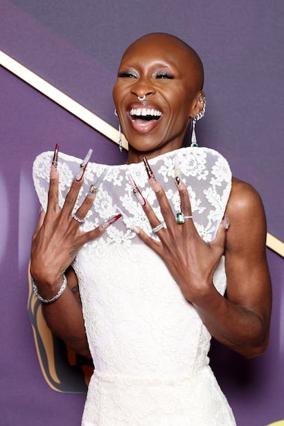 Cynthia Erivo completó su estilismo con las llamativas uñas que ha lucido en muchas apariciones y que bien podría habérselas copiado a su personaje en 'Wicked', la bruja Elphaba Thropp. Sus joyas han salido para la ocasión del archivo de Tiffany & Co.